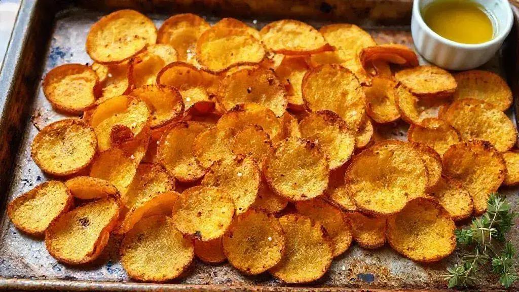 Chips de batata doce assada crocantes leves e praticos para o lanche do dia a dia 1 chips de batata doce assada crocantes